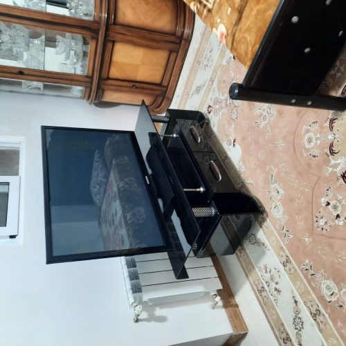 تلویزیون و میز تلویزیون شیشه ای