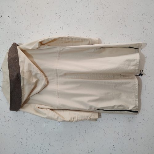 تعدادی مانتو بسیار ارزان بفروش میرسد