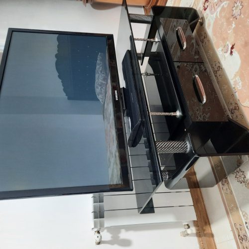 تلویزیون و میز تلویزیون شیشه ای