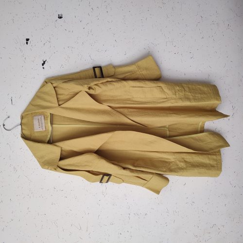 تعدادی مانتو بسیار ارزان بفروش میرسد