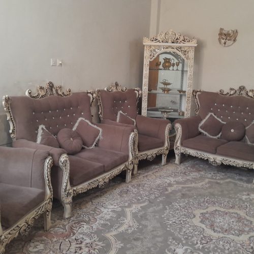 مبل 9 نفره وبوفه و 3 عدد میز و گل میز