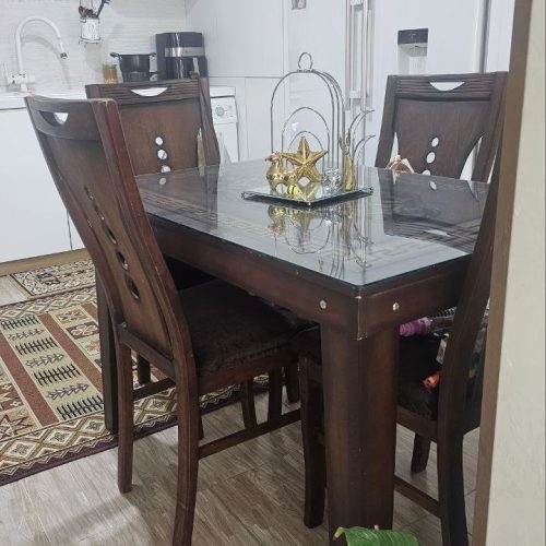 مبل و میز ناهار خوری و ویترین