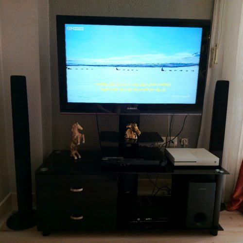 تلویزیون و میز بسیار تمیز