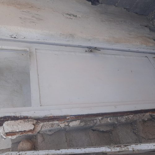 دو در سرویس بهداشتی