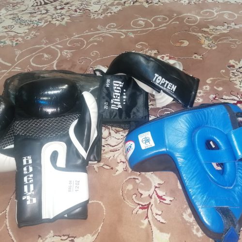 دستکش بوکس و کلاه بوکس