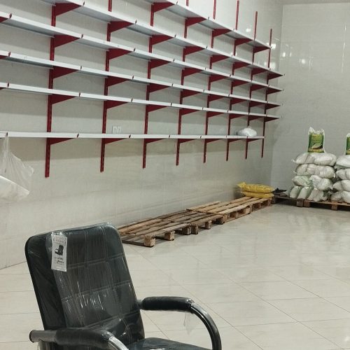 یک مغازه تجاری جلوی خیابان