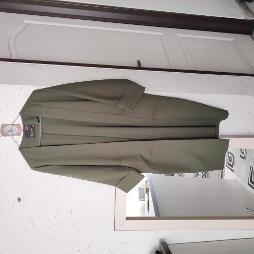 تعدادی مانتو بسیار ارزان بفروش میرسد