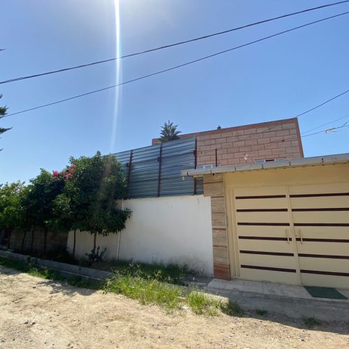 زمین یه مساحت 400 متر،دو واحد همکف و طبقه اول حیاط مجزا،قسمت پایین دو خواب،قسمت بالا سه خواب