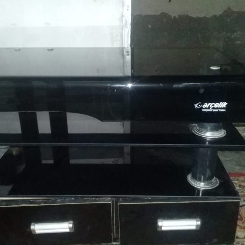 درحدنو میز تلوزیون شیشه ای