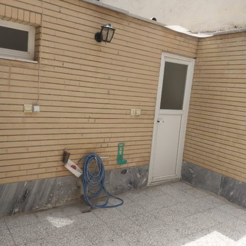 منزل نوساز شیک همراه با حیاط و پارکینگ