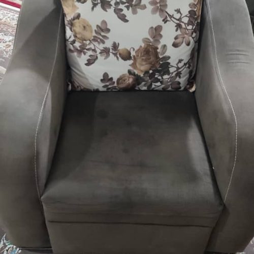 یه دسته مبلمان 7نفره با جلو مبلی و دوتا میز عسلی