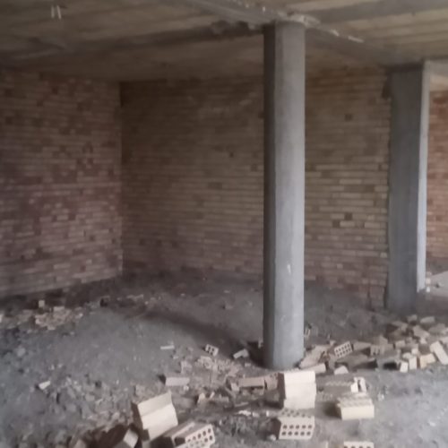 خانه با در و پنجره واقع در زه . تماس 09925470056