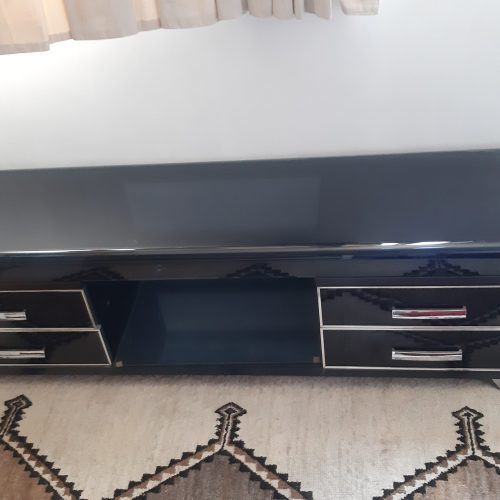 میز تلویزیون در حد نو