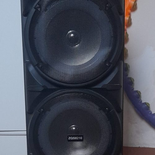 باند و بلندگو همراه با فیکروفون و رقص نور