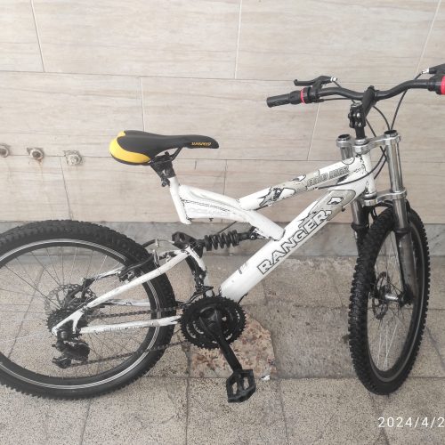 صندلی نو با اسپری رنگ مشکی شده امارنگ زیری خودش هنوز سالمه