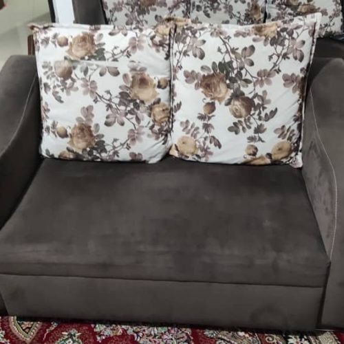 یه دسته مبلمان 7نفره با جلو مبلی و دوتا میز عسلی