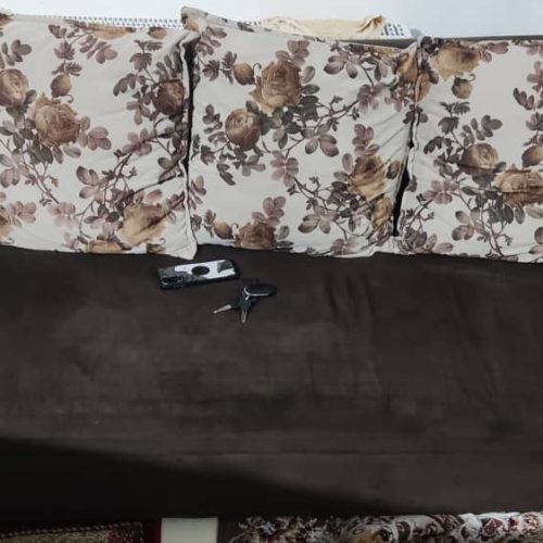 یه دسته مبلمان 7نفره با جلو مبلی و دوتا میز عسلی