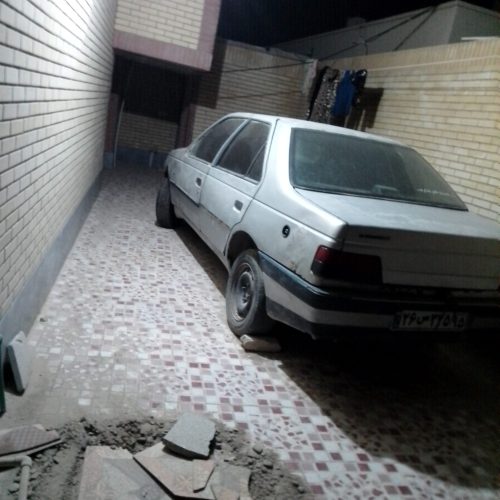 ماشین پژو رنگ نقرای مدل 88مدارک تکمیل لاستیک 100