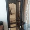 یک عدد ویترین درب شیشه ای پهلوی بیرون ویترین دارای  بار   رنگ چوب قهوه ای تیره ، کاملا سالم و در حد نو فوری فروشی