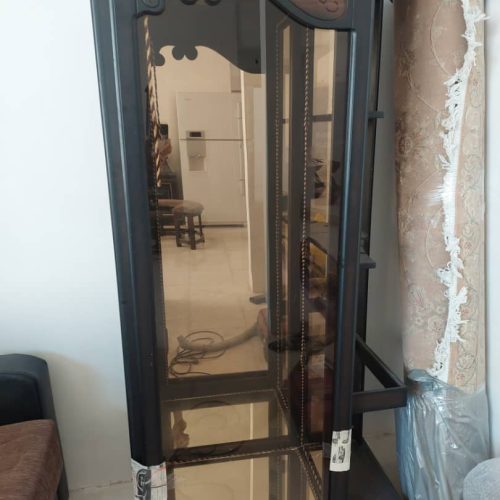 یک عدد ویترین درب شیشه ای پهلوی بیرون ویترین دارای  بار   رنگ چوب قهوه ای تیره ، کاملا سالم و در حد نو فوری فروشی