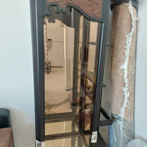 یک عدد ویترین درب شیشه ای پهلوی بیرون ویترین دارای  بار   رنگ چوب قهوه ای تیره ، کاملا سالم و در حد نو فوری فروشی