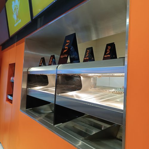 پیتزازن گریل کار وسط کار کارگرساده