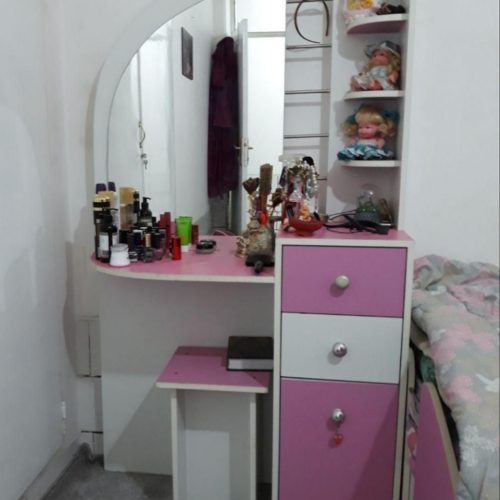 تخت وکمد ومیزوآرایش