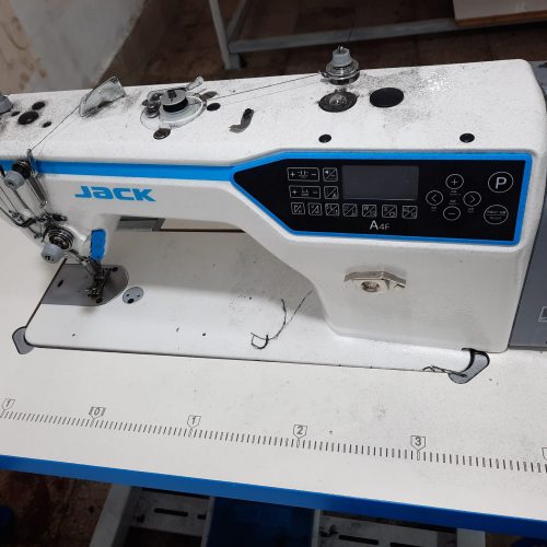 چرخکار صنعتی زن وسط کار