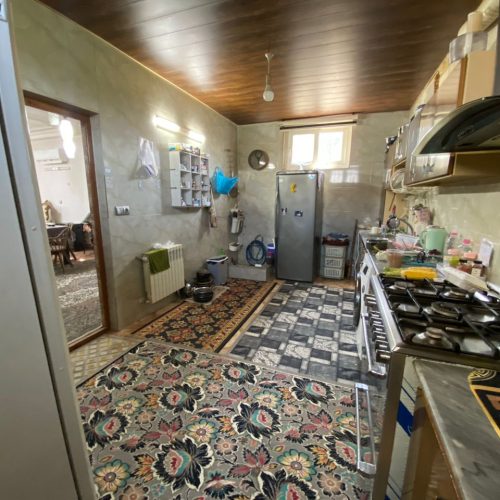 زمین یه مساحت 400 متر،دو واحد همکف و طبقه اول حیاط مجزا،قسمت پایین دو خواب،قسمت بالا سه خواب