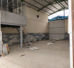 سوله 120متر دارای برق سه فاز آب شهر و گاز به دو کوچه راه داره تقریبا بر خط حساب میشه یه40متر داخل کوچس