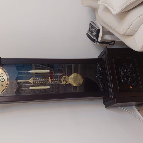 ساعت ایستاده کنار سالنی