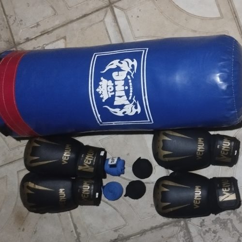 کیسه بوکس و دو جفت دستکش بوکس و دوجفت بانداشت