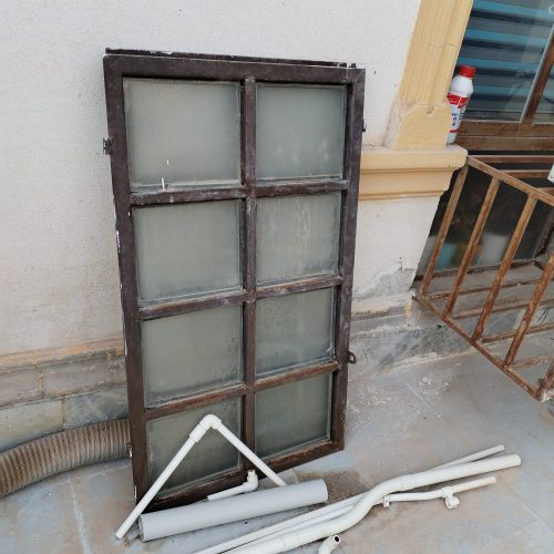 پنجره فلزی رنگ شده به همراه شیشه