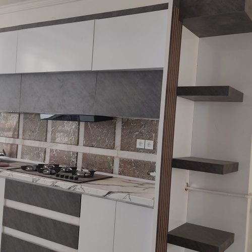 کابینت نو طرح بتونی جدید رنگ طوسی. وسفید به ابعاد5متر