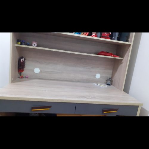 کتابخانه و میز تحریر