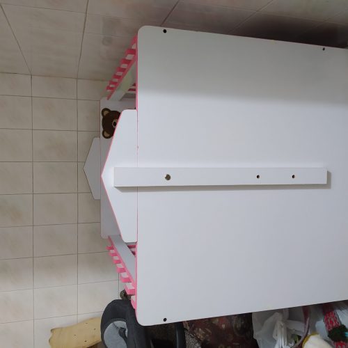 یک عدد تختخواب کودک و کریر نوزاد