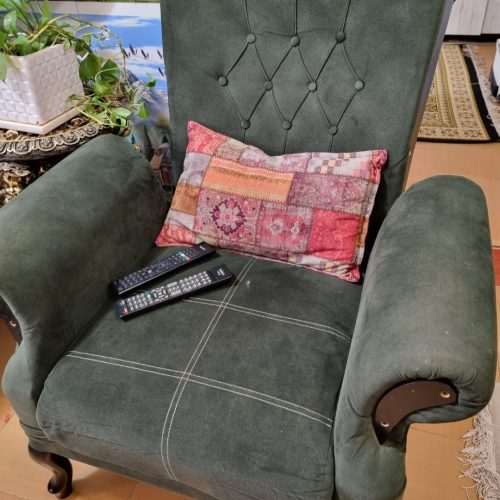 مبلمان وآینه وشمعدان