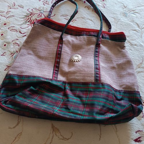 چند تا مانتو و پیراهن و کیف به فروش می‌رسید به قیمت خیلی مناسب