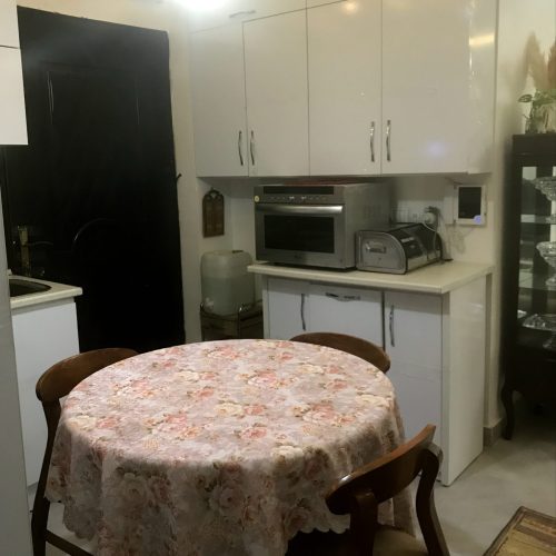یک دستگاه آپارتمان پنت هاوس دار تابستانی خنک وغروبی زیبا