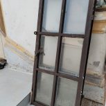 پنجره فلزی رنگ شده به همراه شیشه در بندر لنگه