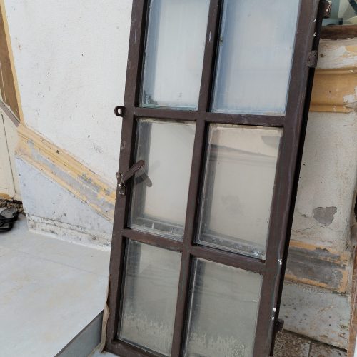 پنجره فلزی رنگ شده به همراه شیشه در بندر لنگه