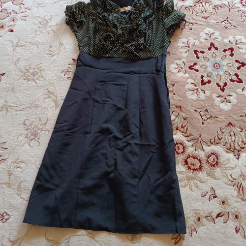 چند تا مانتو و پیراهن و کیف به فروش می‌رسید به قیمت خیلی مناسب