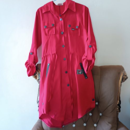 چند تا مانتو و پیراهن و کیف به فروش می‌رسید به قیمت خیلی مناسب