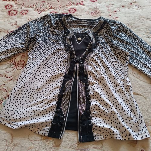 چند تا مانتو و پیراهن و کیف به فروش می‌رسید به قیمت خیلی مناسب