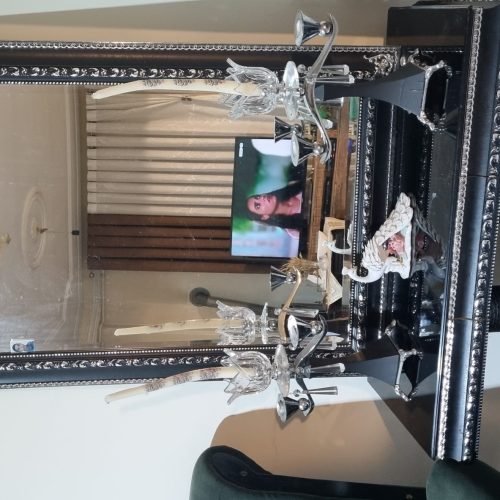 مبلمان وآینه وشمعدان