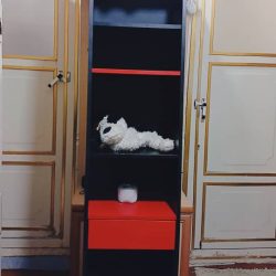 یک عدد بوفه و میز کامپیوتر