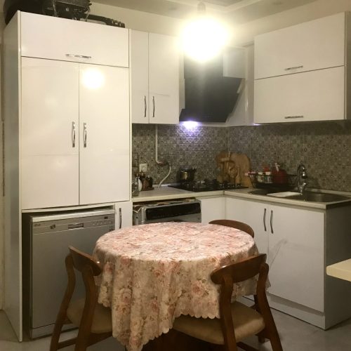 یک دستگاه آپارتمان پنت هاوس دار تابستانی خنک وغروبی زیبا