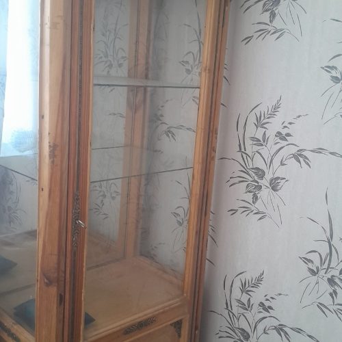 و اعدد بوفه..دو طبقه چوبی..اینه دار