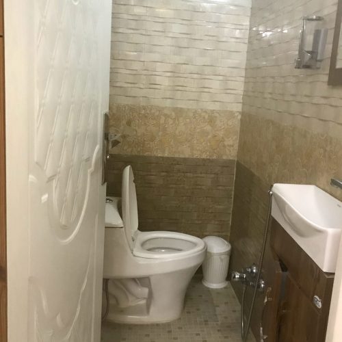 یک دستگاه آپارتمان پنت هاوس دار تابستانی خنک وغروبی زیبا