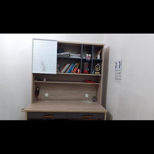 کتابخانه و میز تحریر